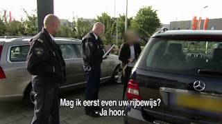 Blik op de Weg OFFICIAL - Fragment Vrouw belt advocaat na handheld bellen