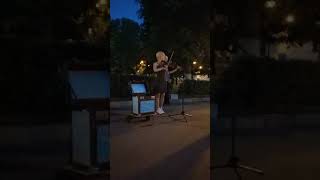 Круто играет на скрипке