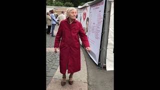 Пожилая питербурженка  прекрасно танцует под джаз