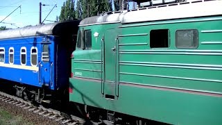 ЧС4-050 с пассажирским и ВЛ80К с грузовым поездами