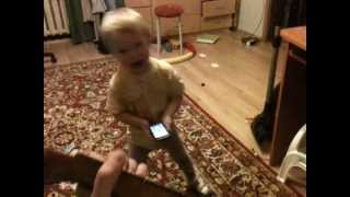 Песня "Рюмка водки на столе". Поет мальчик которому всего 2 года