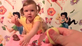 Киндер сюрпризы. Катя открывает киндер сюрпризы. Kinder Surprise. Katya opens Kinder Surprise.
