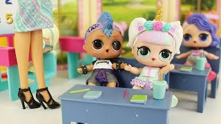 BONECA LOL SURPRESA UNICORNIO E PUNK BOI APRONTA TRAVESSURAS NA ESCOLA!! NOVELINHA LOL