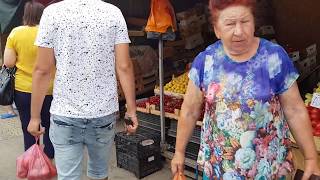 Стоят люди в форме/закрыли ПРИВОЗ/овощной рынок/