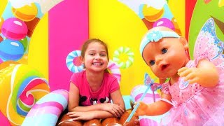 Oyuncak bebek baloya hazırlanıyor. Çocuk oyunları