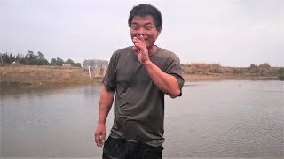 老四发现一个废弃养殖塘，扔了几个旧笼子下去，竟抓了这么多好货