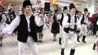 Ansamblul Lioara--Spectacol de 1 Decembrie la Carrefour 2011
