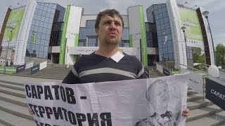 Две девушки модельной внешности остановили протест КПРФ