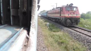High speed crossing between Gondia bound Vidarbha express and Nizamuddin bound Gondwana express