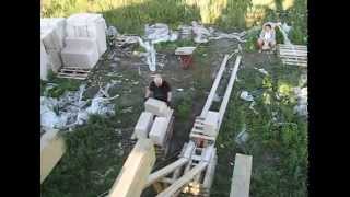 Стройка- подъем газосиликатных блоков