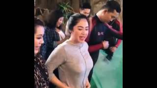 Dewi Persik adegan bercium4n lagi HOT