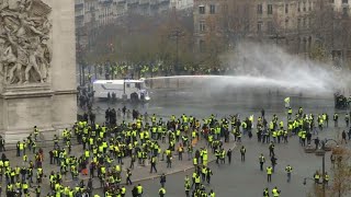 Champs-Élysées: affrontements entre policiers et "gilets jaunes"