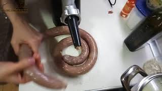 Домашние колбаски из дикого кабана с помощью мясорубки
