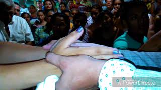 Milagro manos crecen mas de lo normal y joven con mano corta le es emparejada