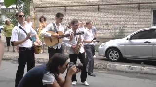 Жених со свидетелями дико пляшут.