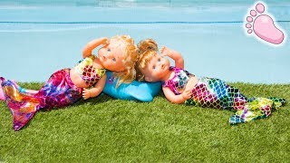 ? Bébés Noa et Noe Nenuno font de beaux costumes de sirène pour aller à la piscine | Super Poupées