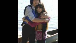 Joe and Demi like hugging each other.