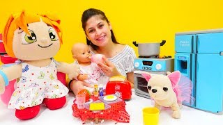 Ayşe çocuklar ve Gül için kahvaltı hazırlıyor