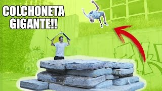 HACIENDO TRUCOS EN UNA COLCHONETA GIGANTE CASERA!!