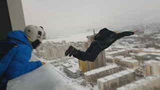 3 парня спрыгнули с балкона 30 этажа. Real video
