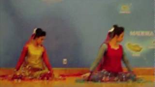 MUST WATCH: Mujhe Rang De Bollywood Dance
