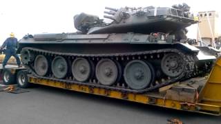 大洗から帰るためﾄﾚｰﾗｰに乗る74式戦車④戦車が動き乗り込みます
