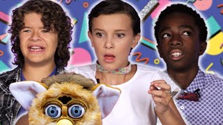 As crianças de "Stranger Things" testam brinquedos retrô - @BuzzFeedBrasil