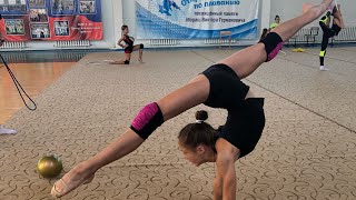 Показательное выступление по художественной гимнастике. Красивый и нежный танец гимнасток.