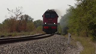 Тепловоз 2ТЭ25Км - 0273 с коротким грузовым на подъёме.