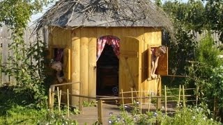 Детские домики своими руками для игр в саду.