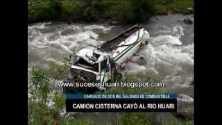 HUARI. CAMION VUELCA AL RIO HUARI CON COMBUSTIBLE CONTAMINANDO SUS AGUAS.