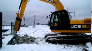 Арендованный гусеничный экскаватор JCB JS200 в работе с гидромолотом