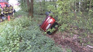 PKW bleibt nach Verkehrsunfall im Wald liegen