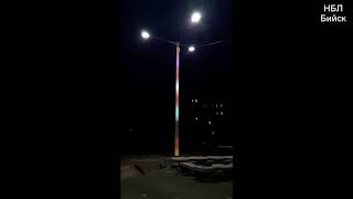 НБЛ Бийск Композитные опоры уличного освещения Бийска на бульваре В. Максимовой умеют переливаться
