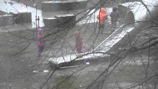 дети катаются на горке ( kinder im kindergarten )