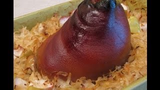 Свиная рулька с кислой капустой и яблоками