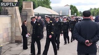 В Санкт-Петербурге проходит церемония прощания с погибшими моряками-подводниками — видео