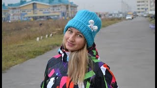 "Модная теплая шапка из толстой пряжи крючком с отворотом и зайкой"