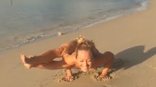 Beach Yoga in Koh Samui: Astavakrasana with Kino