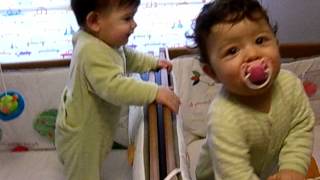 BEBES GEMELOS EMPIEZAN A PONERSE EN PIE EN SUS CUNAS