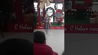 Тихо шепчут, падая снежинки...