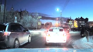 Одностороннее движение, выезд на встречную полосу,. Красный в порядке вещей.