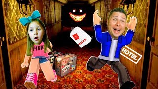 Приключения в ОЧЕНЬ СТРАШНОМ ОТЕЛЕ ROBLOX! Как от СЮДА СБЕЖАТЬ Папа и Варя играют на EasyFamilyGames