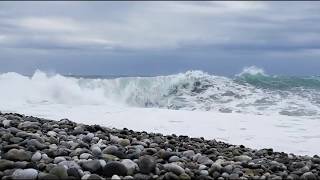 Шторм на черном море. Абхазия. Пицунда. Пляж у маяка