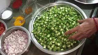 Crispy Bhindi Recipe with Tomato & onion | Okra Lady Fingers Tamatar Pyaz Fry!Mom's Kitchen Recipes