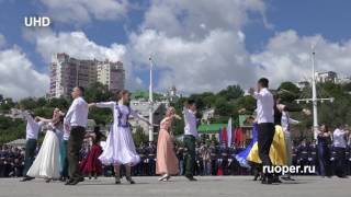 Выпускники танцуют вальс