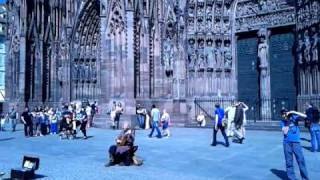 Luc Arbogast devant la cathédrale Notre-Dame-de-Strasbourg