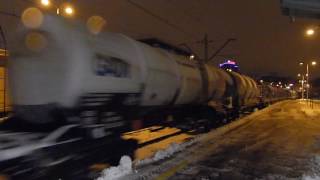EU07-034E z pociągiem towarowym przejeżdża przez dworzec Rzeszów Główny 01.12.2016