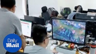 An employee plays video game behind boss' back - Daily Mail