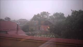 В Симферополе во второй половине дня пошел град и сильный ливень.